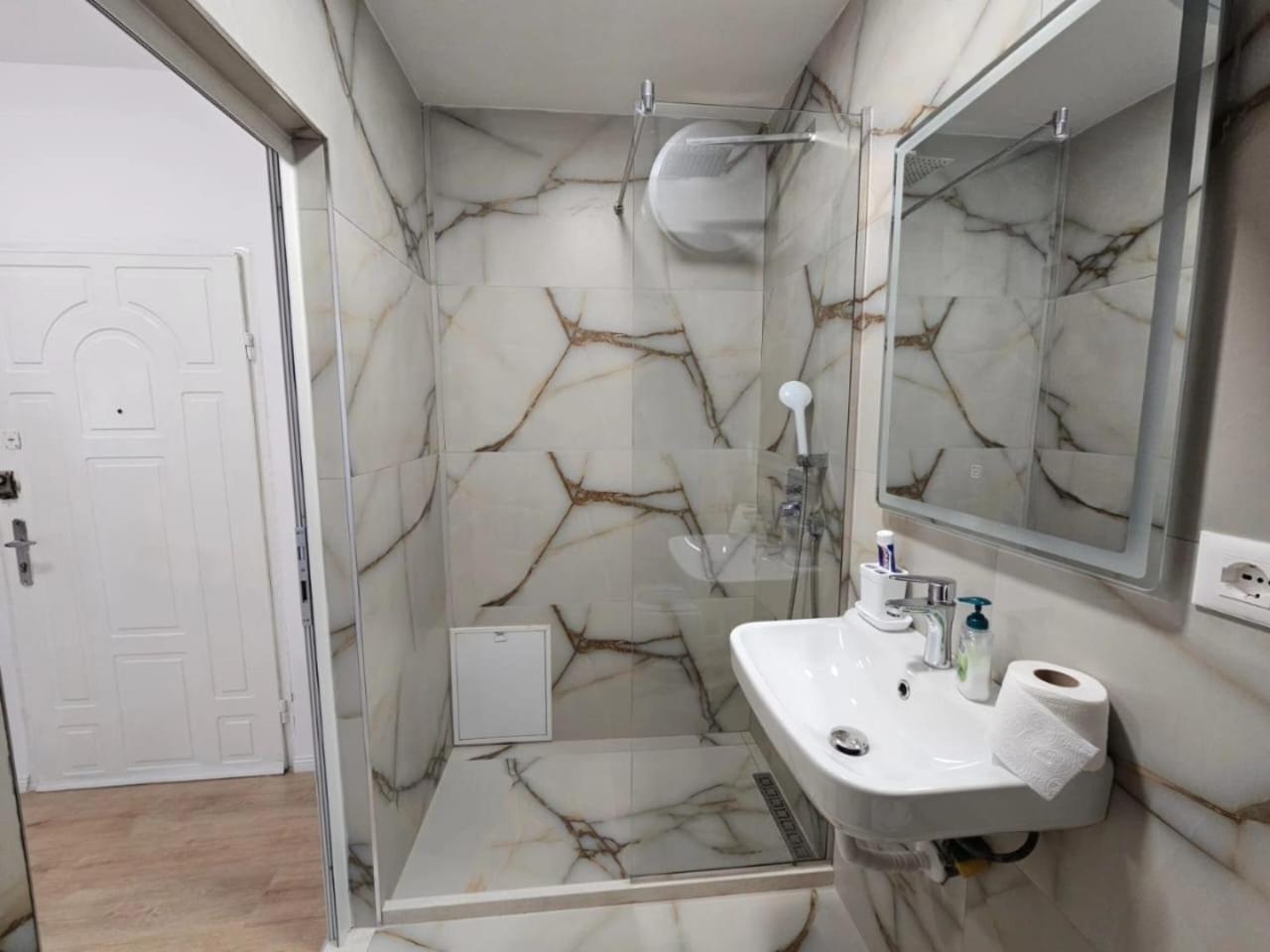 Alan Apartments 4 Myslym Shyri Tirana Bagian luar foto